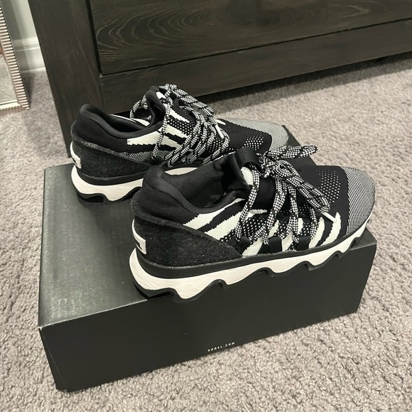 Sorel Black Kinetic Lace Sneaker Size 8 Womens - Picture 2 of 11